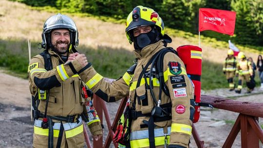 998 strażaków z całej Polski zdobyło szczyt Karkonoszy. Byli tam ochotnicy z Siedliszcza! [GALERIA ZDJĘĆ]