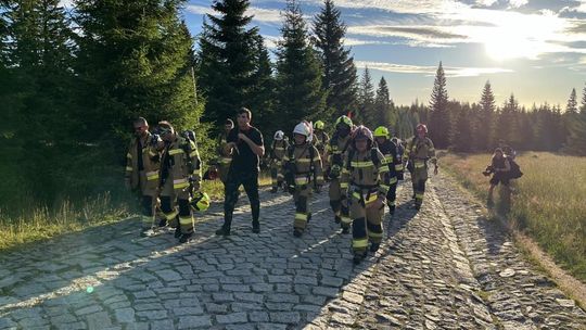 998 strażaków z całej Polski zdobyło szczyt Karkonoszy. Byli tam ochotnicy z Siedliszcza! [GALERIA ZDJĘĆ]