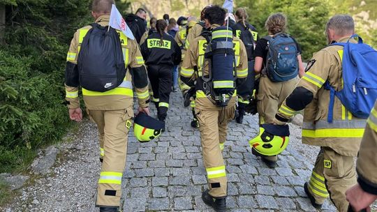998 strażaków z całej Polski zdobyło szczyt Karkonoszy. Byli tam ochotnicy z Siedliszcza! [GALERIA ZDJĘĆ]