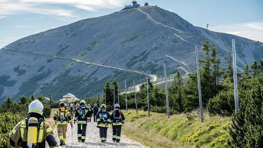 998 strażaków z całej Polski zdobyło szczyt Karkonoszy. Byli tam ochotnicy z Siedliszcza! [GALERIA ZDJĘĆ]
