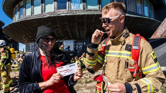 998 strażaków z całej Polski zdobyło szczyt Karkonoszy. Byli tam ochotnicy z Siedliszcza! [GALERIA ZDJĘĆ]