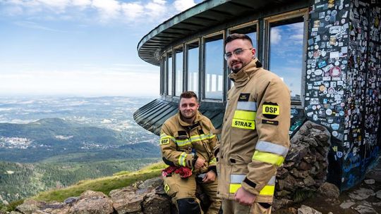 998 strażaków z całej Polski zdobyło szczyt Karkonoszy. Byli tam ochotnicy z Siedliszcza! [GALERIA ZDJĘĆ]