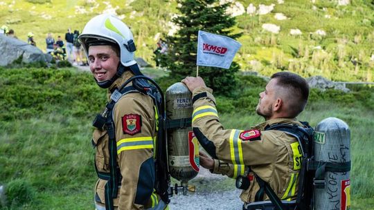 998 strażaków z całej Polski zdobyło szczyt Karkonoszy. Byli tam ochotnicy z Siedliszcza! [GALERIA ZDJĘĆ]