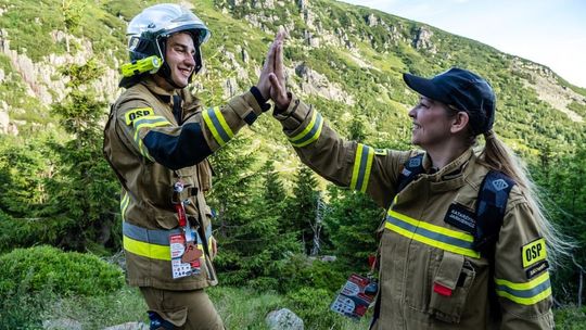 998 strażaków z całej Polski zdobyło szczyt Karkonoszy. Byli tam ochotnicy z Siedliszcza! [GALERIA ZDJĘĆ]