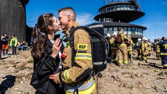 998 strażaków z całej Polski zdobyło szczyt Karkonoszy. Byli tam ochotnicy z Siedliszcza! [GALERIA ZDJĘĆ]