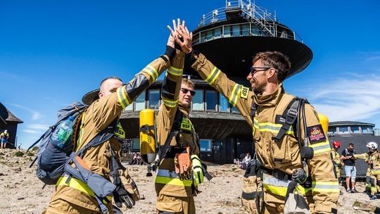 998 strażaków z całej Polski zdobyło szczyt Karkonoszy. Byli tam ochotnicy z Siedliszcza! [GALERIA ZDJĘĆ]