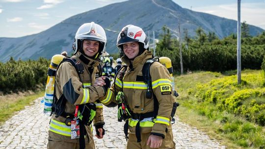 998 strażaków z całej Polski zdobyło szczyt Karkonoszy. Byli tam ochotnicy z Siedliszcza! [GALERIA ZDJĘĆ]
