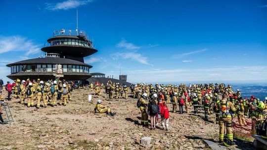 998 strażaków z całej Polski zdobyło szczyt Karkonoszy. Byli tam ochotnicy z Siedliszcza! [GALERIA ZDJĘĆ]