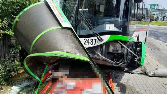 Wjechał autobusem w wiatę przystankową. 5 osób w szpitalu! [ZDJĘCIA]