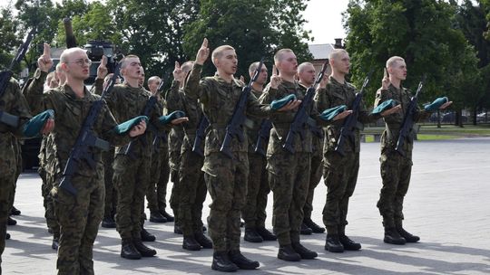 Chełm. Żołnierze Dobrowolnej Zasadniczej Służby Wojskowej  złożyli przysięgę [GALERIA ZDJĘĆ]