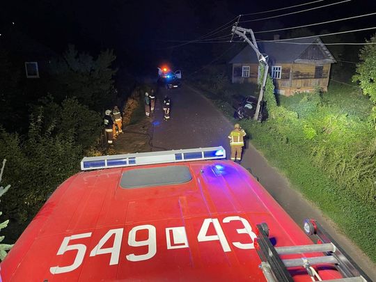 Stracił kontrolę. Wjechał w słup energetyczny [ZDJĘCIA]