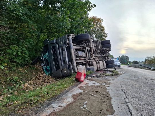 Ciężarówka w rowie, kierowca w szpitalu [ZDJĘCIA]