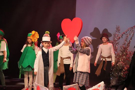 Chełm. Drogi do szczęścia - przedstawienie uczniów szkoły społecznej [GALERIA ZDJĘĆ]