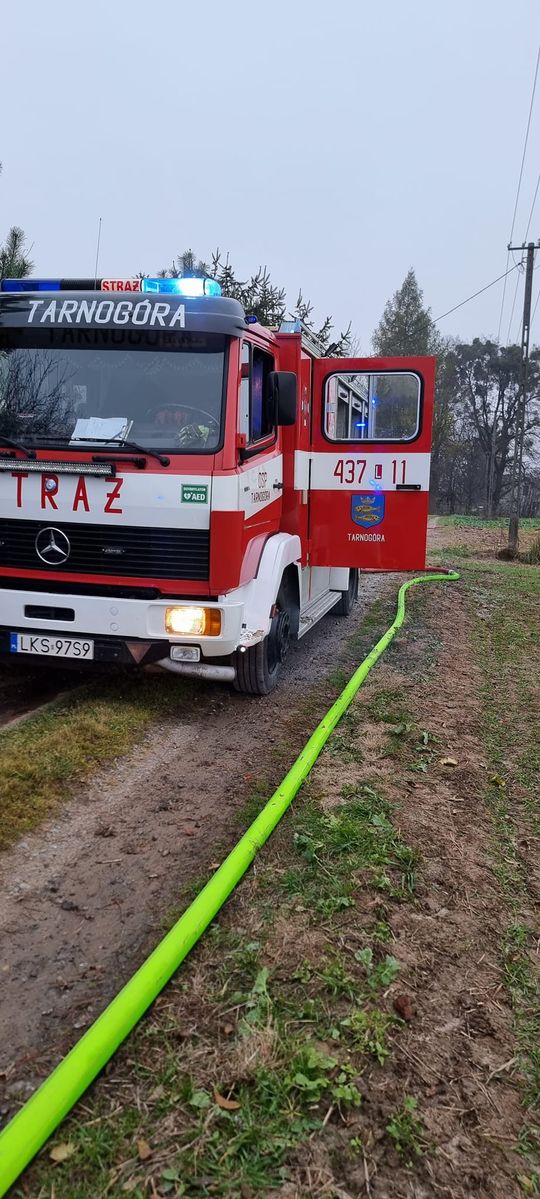 Gm. Izbica. Drewniany dom stanął w ogniu! Dwie osoby zabrane do szpitala [GALERIA ZDJĘĆ]