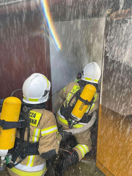 Gm. Izbica. Drewniany dom stanął w ogniu! Dwie osoby zabrane do szpitala [GALERIA ZDJĘĆ]