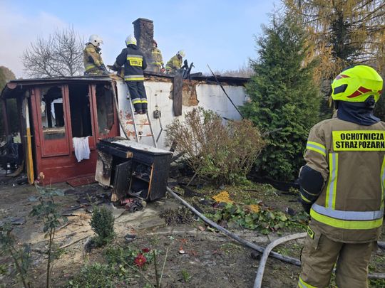 Gm. Izbica. Drewniany dom stanął w ogniu! Dwie osoby zabrane do szpitala [GALERIA ZDJĘĆ]