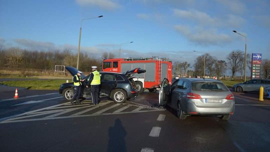 Krasnystaw. Zderzenie aut na skrzyżowaniu. 4 osoby zostały zabrane do szpitala [GALERIA ZDJĘĆ]