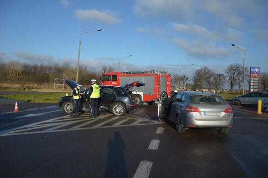 Krasnystaw. Zderzenie aut na skrzyżowaniu. 4 osoby zostały zabrane do szpitala [GALERIA ZDJĘĆ]