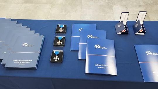 Wyższe stopnie służbowe oraz odznaczenia dla funkcjonariuszy Zakładu Karnego w Chełmie [GALERIA ZDJĘĆ]