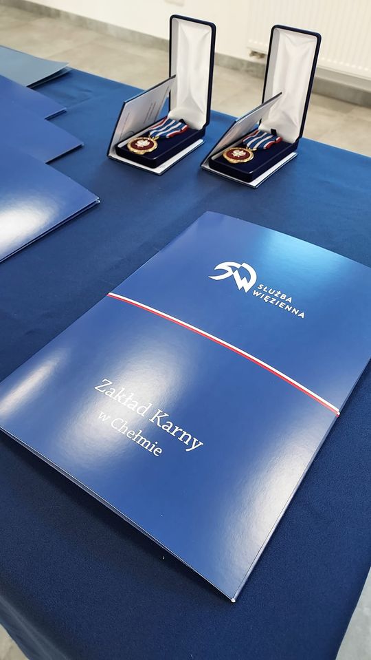 Wyższe stopnie służbowe oraz odznaczenia dla funkcjonariuszy Zakładu Karnego w Chełmie [GALERIA ZDJĘĆ]