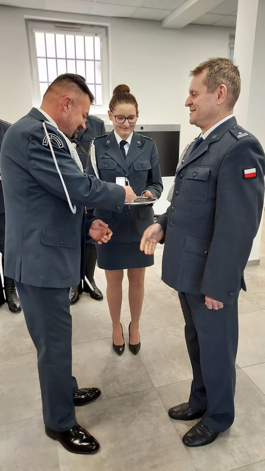 Wyższe stopnie służbowe oraz odznaczenia dla funkcjonariuszy Zakładu Karnego w Chełmie [GALERIA ZDJĘĆ]