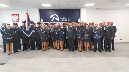 Wyższe stopnie służbowe oraz odznaczenia dla funkcjonariuszy Zakładu Karnego w Chełmie [GALERIA ZDJĘĆ]