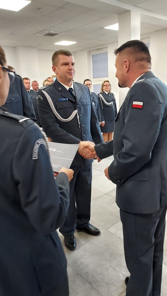 Wyższe stopnie służbowe oraz odznaczenia dla funkcjonariuszy Zakładu Karnego w Chełmie [GALERIA ZDJĘĆ]