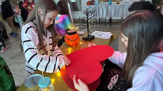 Gm. Wierzbica. Szalone andrzejki w Szkole Podstawowej w Wierzbicy [GALERIA ZDJĘĆ]