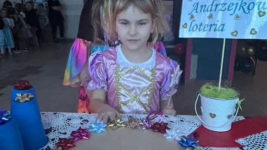 Gm. Wierzbica. Szalone andrzejki w Szkole Podstawowej w Wierzbicy [GALERIA ZDJĘĆ]