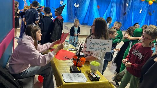 Gm. Wierzbica. Szalone andrzejki w Szkole Podstawowej w Wierzbicy [GALERIA ZDJĘĆ]