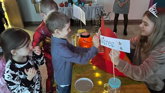 Gm. Wierzbica. Szalone andrzejki w Szkole Podstawowej w Wierzbicy [GALERIA ZDJĘĆ]