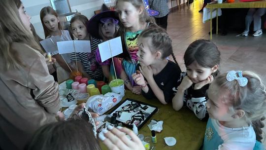 Gm. Wierzbica. Szalone andrzejki w Szkole Podstawowej w Wierzbicy [GALERIA ZDJĘĆ]