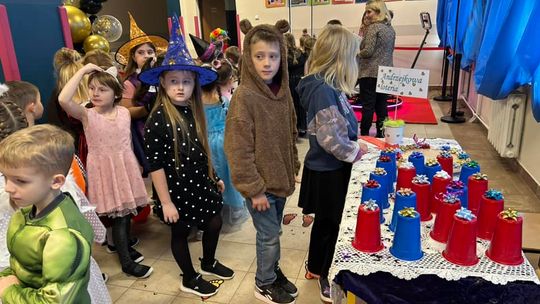 Gm. Wierzbica. Szalone andrzejki w Szkole Podstawowej w Wierzbicy [GALERIA ZDJĘĆ]