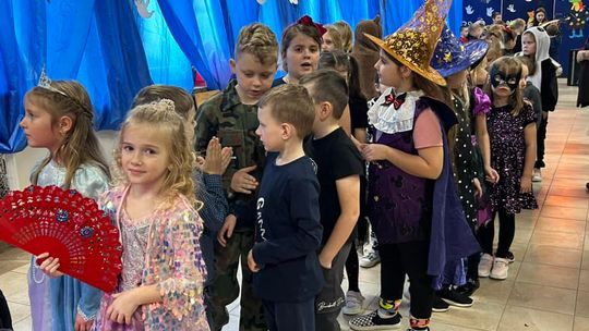 Gm. Wierzbica. Szalone andrzejki w Szkole Podstawowej w Wierzbicy [GALERIA ZDJĘĆ]