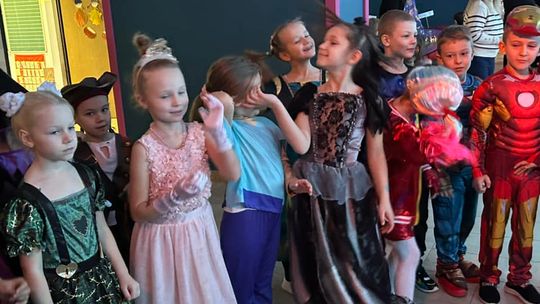 Gm. Wierzbica. Szalone andrzejki w Szkole Podstawowej w Wierzbicy [GALERIA ZDJĘĆ]