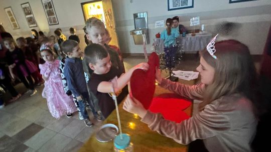 Gm. Wierzbica. Szalone andrzejki w Szkole Podstawowej w Wierzbicy [GALERIA ZDJĘĆ]