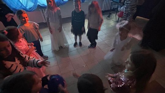 Gm. Wierzbica. Szalone andrzejki w Szkole Podstawowej w Wierzbicy [GALERIA ZDJĘĆ]