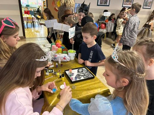 Gm. Wierzbica. Szalone andrzejki w Szkole Podstawowej w Wierzbicy [GALERIA ZDJĘĆ]