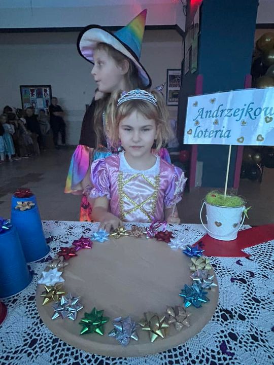 Gm. Wierzbica. Szalone andrzejki w Szkole Podstawowej w Wierzbicy [GALERIA ZDJĘĆ]