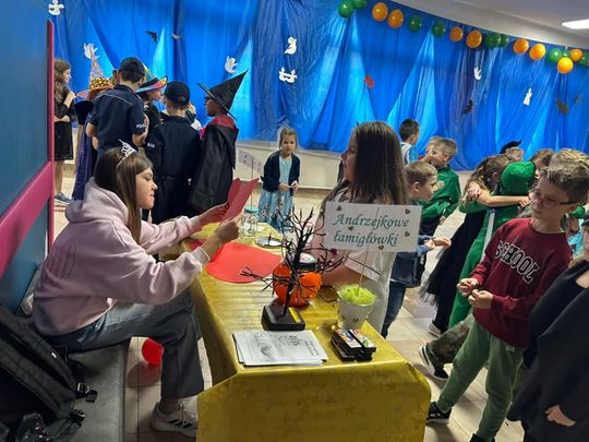Gm. Wierzbica. Szalone andrzejki w Szkole Podstawowej w Wierzbicy [GALERIA ZDJĘĆ]