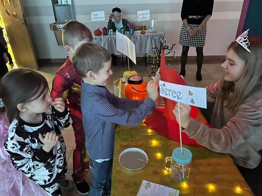 Gm. Wierzbica. Szalone andrzejki w Szkole Podstawowej w Wierzbicy [GALERIA ZDJĘĆ]