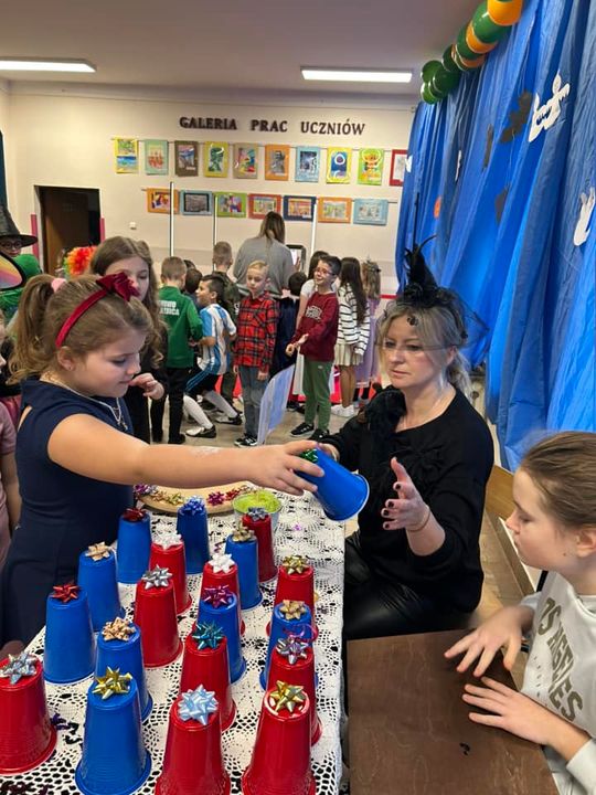 Gm. Wierzbica. Szalone andrzejki w Szkole Podstawowej w Wierzbicy [GALERIA ZDJĘĆ]