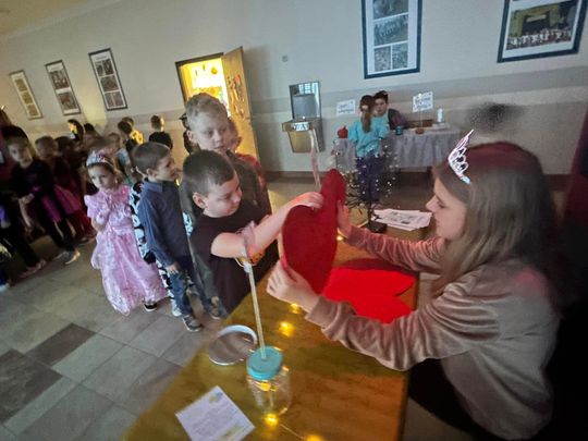 Gm. Wierzbica. Szalone andrzejki w Szkole Podstawowej w Wierzbicy [GALERIA ZDJĘĆ]