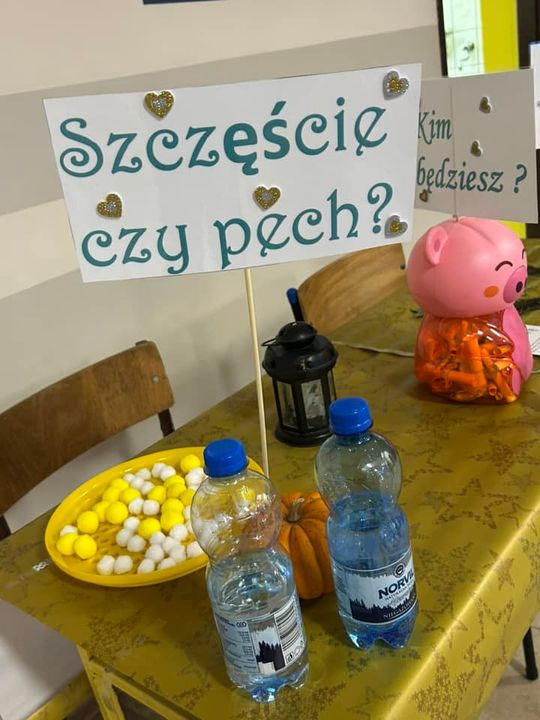Gm. Wierzbica. Szalone andrzejki w Szkole Podstawowej w Wierzbicy [GALERIA ZDJĘĆ]