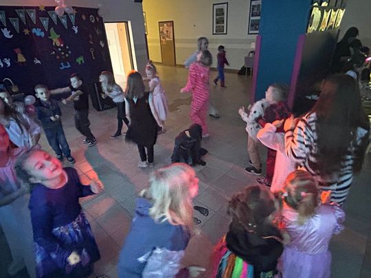 Gm. Wierzbica. Szalone andrzejki w Szkole Podstawowej w Wierzbicy [GALERIA ZDJĘĆ]