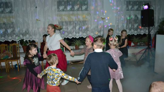 Bal andrzejkowy w Centrum Społeczno - Kulturalnym w Gorzkowie [GALERIA ZDJĘĆ]