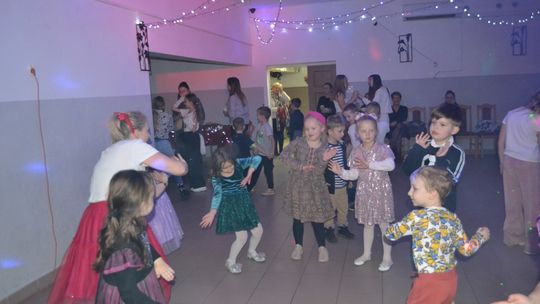 Bal andrzejkowy w Centrum Społeczno - Kulturalnym w Gorzkowie [GALERIA ZDJĘĆ]
