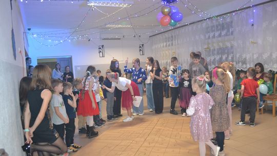 Bal andrzejkowy w Centrum Społeczno - Kulturalnym w Gorzkowie [GALERIA ZDJĘĆ]