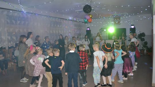 Bal andrzejkowy w Centrum Społeczno - Kulturalnym w Gorzkowie [GALERIA ZDJĘĆ]