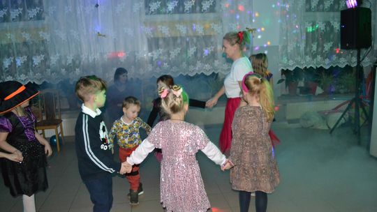 Bal andrzejkowy w Centrum Społeczno - Kulturalnym w Gorzkowie [GALERIA ZDJĘĆ]